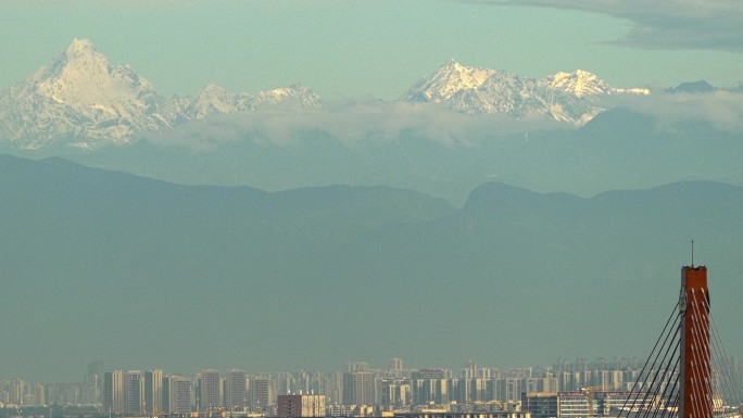 在成都遇见日照金山