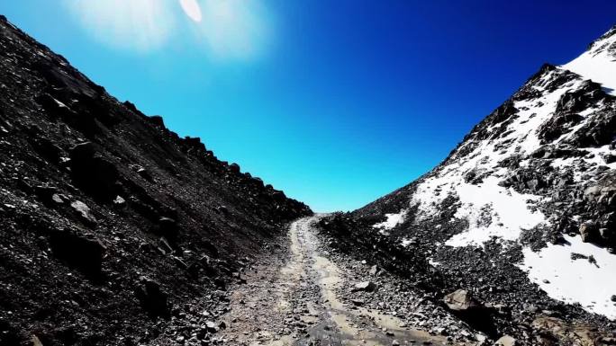 越野驾驶，翻越冰雪覆盖的岩石山峰