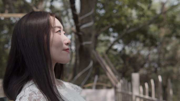 快乐女孩仰望天空