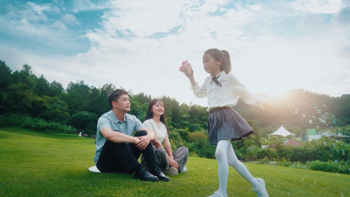 一家人幸福生活公园放风筝泡泡机奔跑亲子