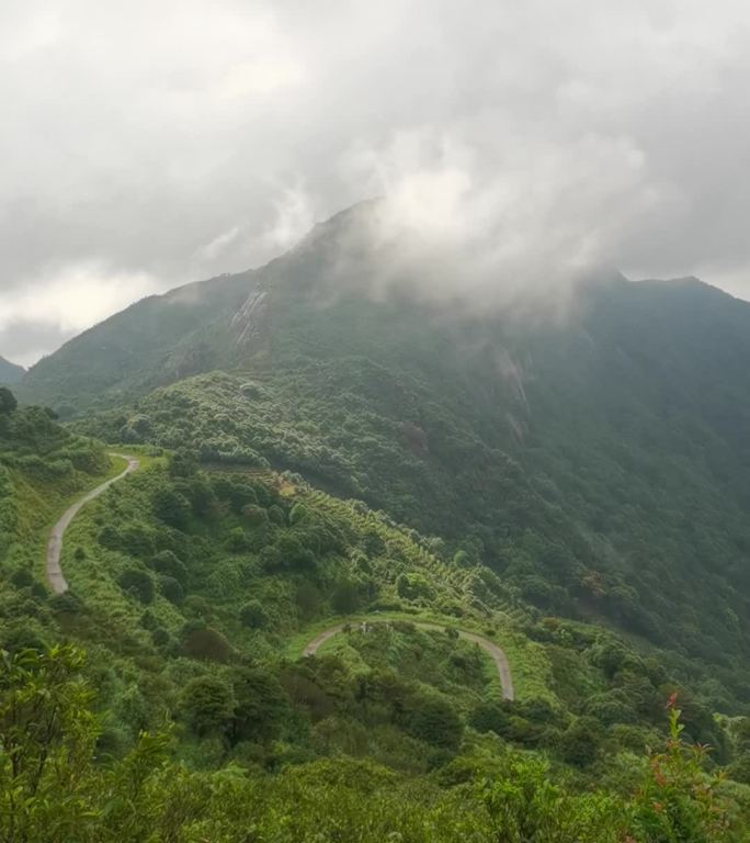 站在山顶，平视云层流淌