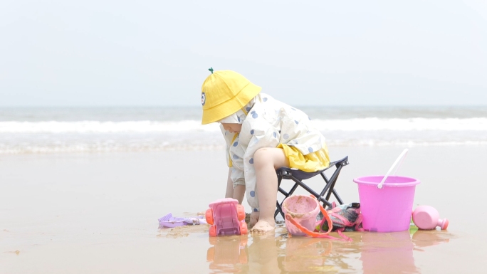 小孩子海边玩耍玩沙子（可慢镜头）原素材