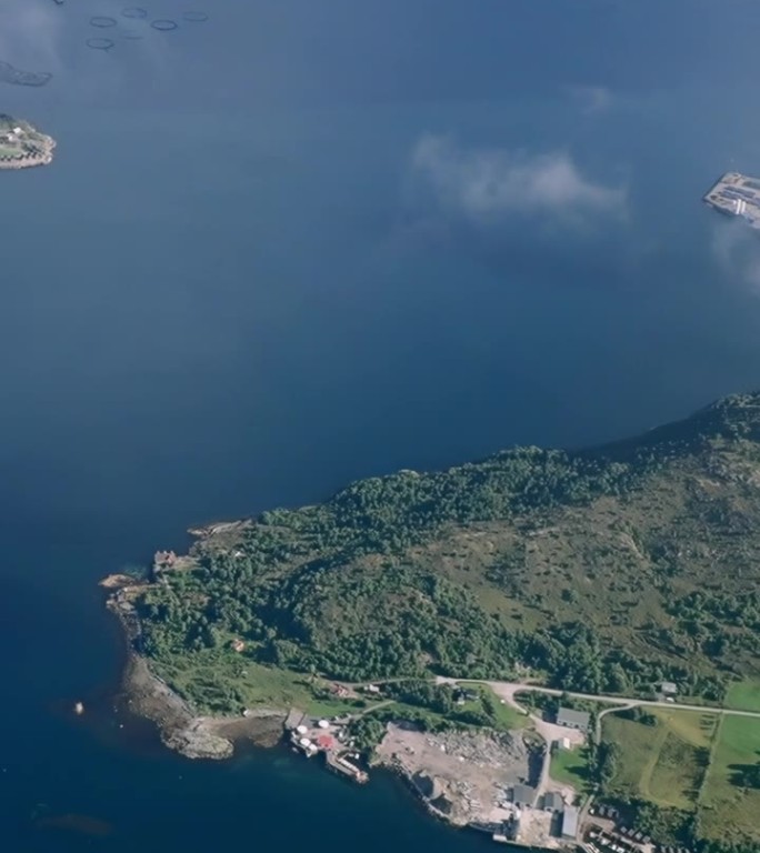 透过云层鸟瞰有海岸山丘的海湾