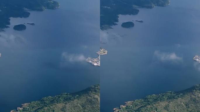 透过云层鸟瞰有海岸山丘的海湾