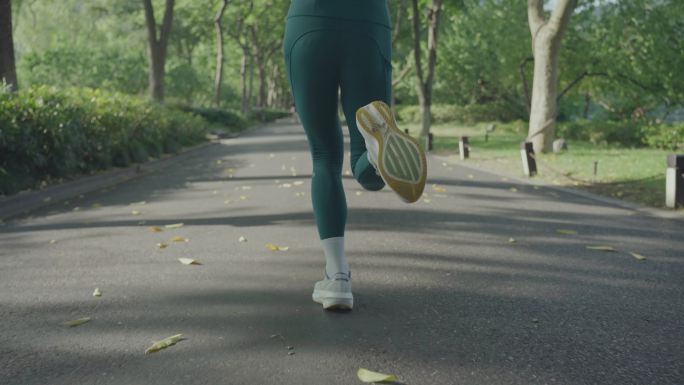 青春活力美女跑步晨跑特写脚步美女背影跑步