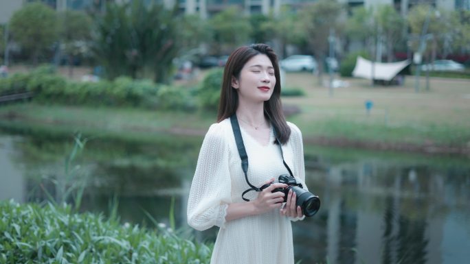 相机 拿着相机拍照的女生 休闲生活 艺术