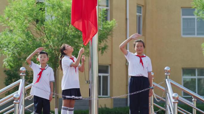 小学生升国旗