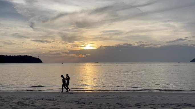 海滩情侣夕阳漫步