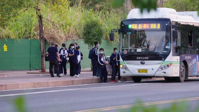 中学生排队上公交车