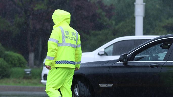 暴雨中的车辆 行人 交警  城市涝灾