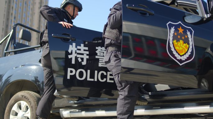 特警上车出警 巡逻打击震慑犯罪