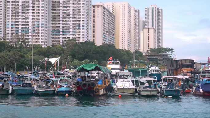 香港仔鸭脷洲的渔民渔船避风塘