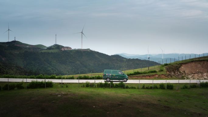 邮政车送快递 邮政下乡