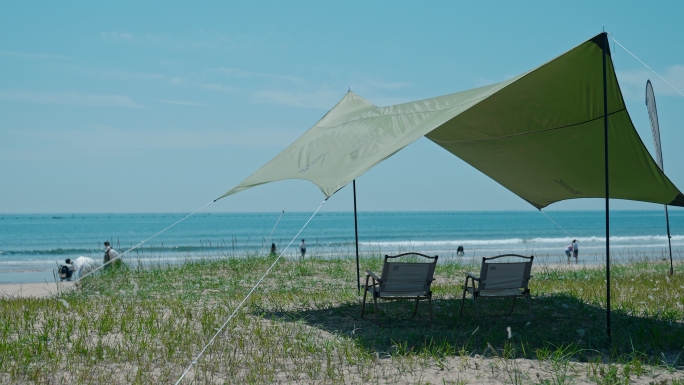 实拍海边露营帐篷放风筝