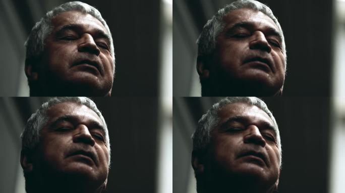 剃须沉思的老人闭上眼睛在安静的冥想中，在挑战时期想要平静和和平的问题，特写脸