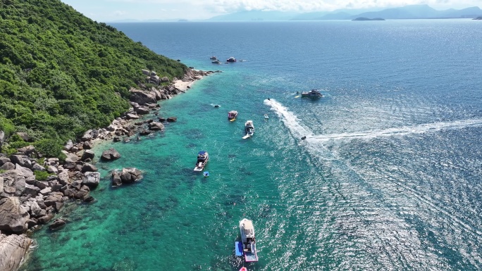 海上摩托艇驶入小岛游艇出海