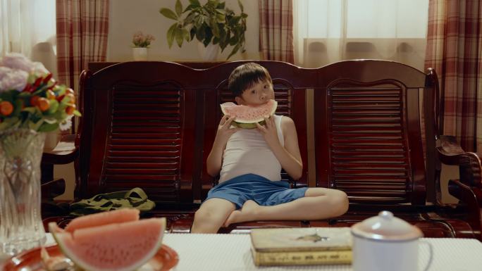 4K九十年代小孩吃西瓜看电视年代感怀旧