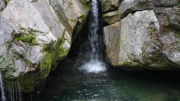 湖北省神农架林区的山涧瀑布溪流