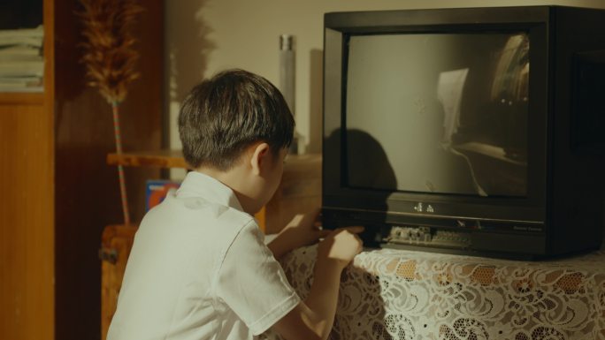 4K年代感家庭观看电视