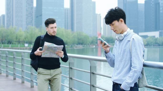 文艺男生听音乐看手机学习问路