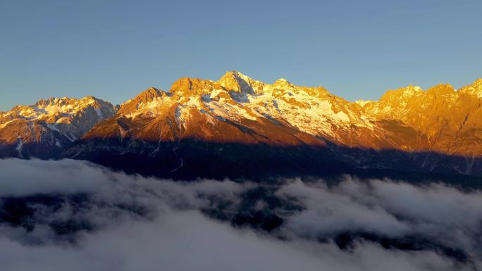 丽江玉龙雪山日照金山穿云视频