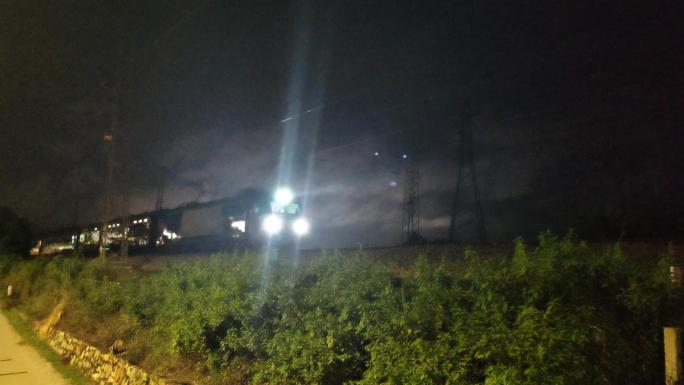 夜晚的绿皮火车在野外