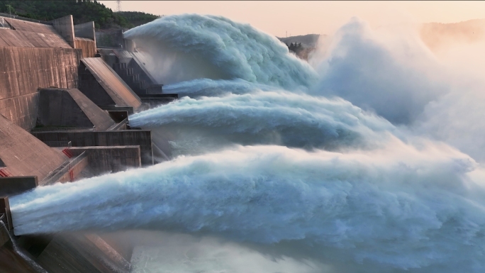 黄河小浪底水库放水泄洪日出水力发电