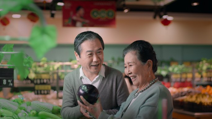 老人超市买菜手机支付