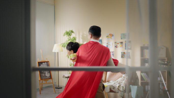 爸爸带孩子学超人飞