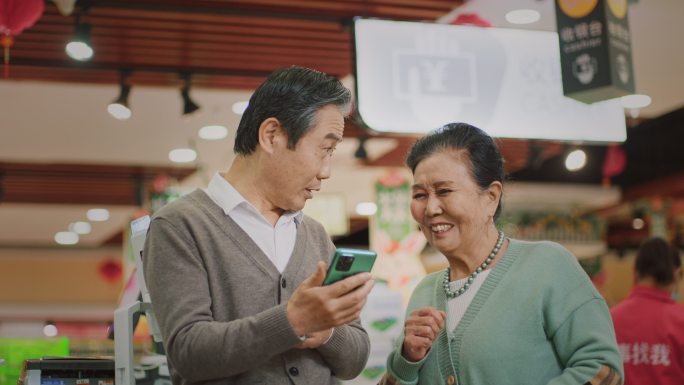 老人超市买菜手机支付单镜头6