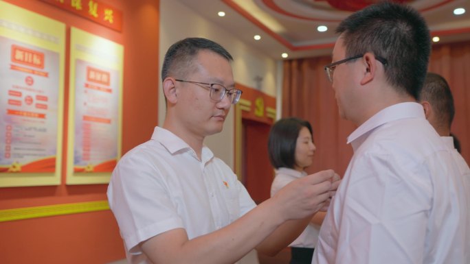 佩戴党徽 入党仪式