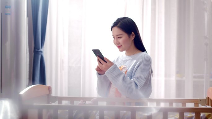 妈妈给婴儿慌乱冲奶粉逗小孩玩微笑