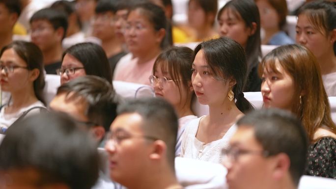 现场观众鼓掌
