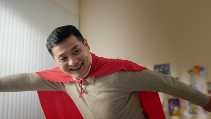 爸爸带孩子学超人飞