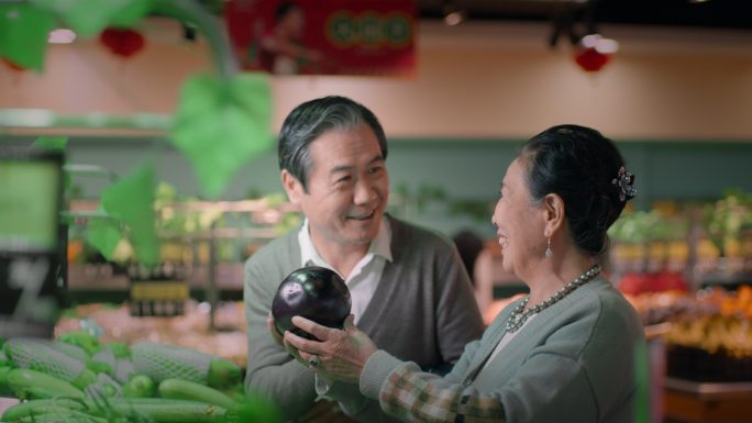 老人超市买菜手机支付单镜头3