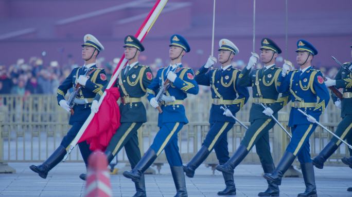 天安门最新升国旗仪式 三军护旗队升国旗