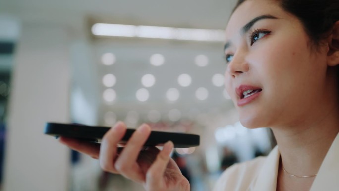 女性与智能手机语音助手互动