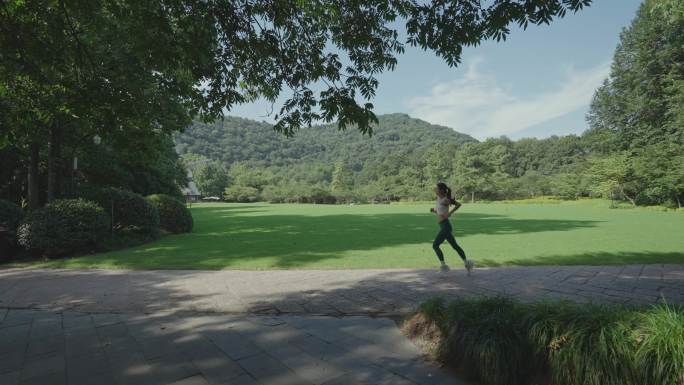 氧气美女活力运动跑步晨练健身