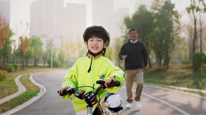 爸爸带孩子学骑自行车