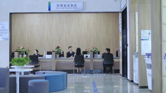 女人银行柜台办理业务服务