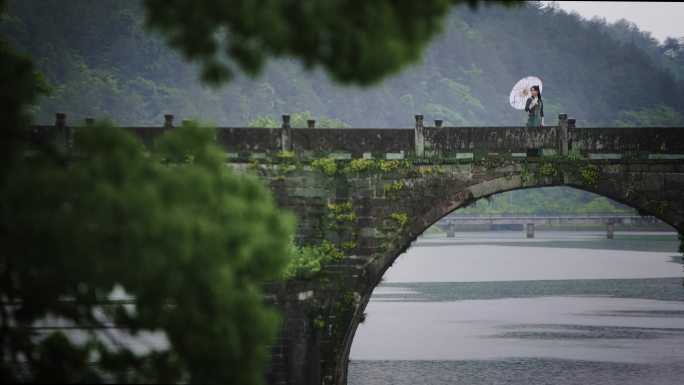 烟雨江南古镇江南水乡美景旗袍美女下雨