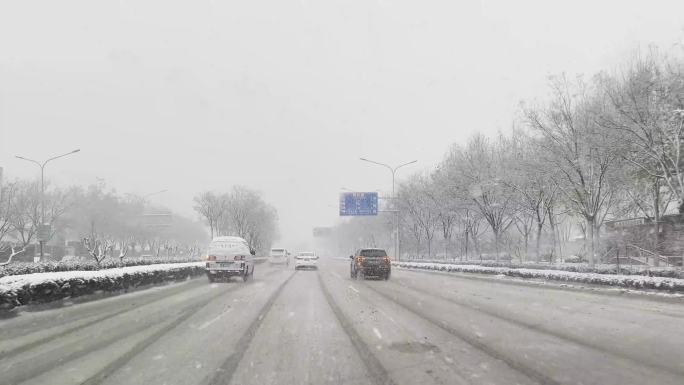 下雪天汽车行驶在路上第一视角