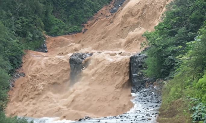 乌云闪电 山体滑坡 泥石流 极端天气