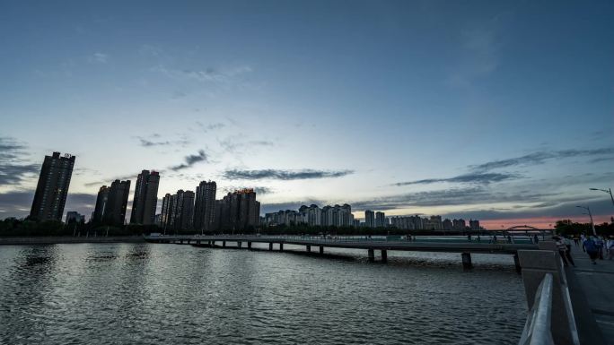 大同市平城区九曲桥喷泉晚霞亮灯大景延时