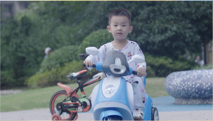 小区孩子玩耍 滑滑梯