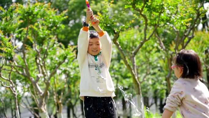 小孩子草地水泡