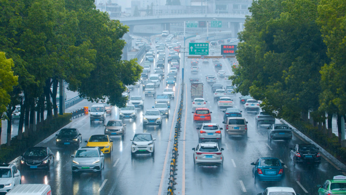 下雨城市交通雨天大雨暴雨高架桥园林雨水