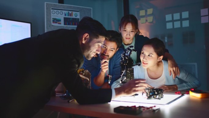 团队工程师会议和分析正在进行机器人实验。