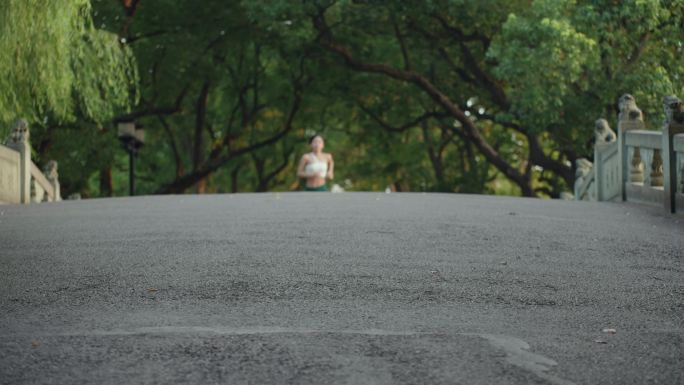 晨练跑步青春活力美女公园跑步