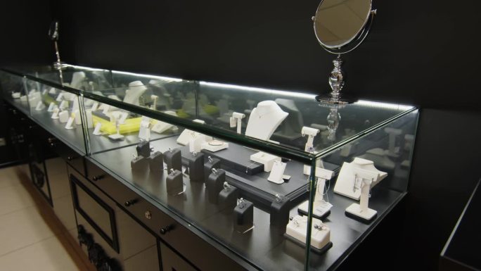 精品珠宝陈列于精品店精美的玻璃展柜